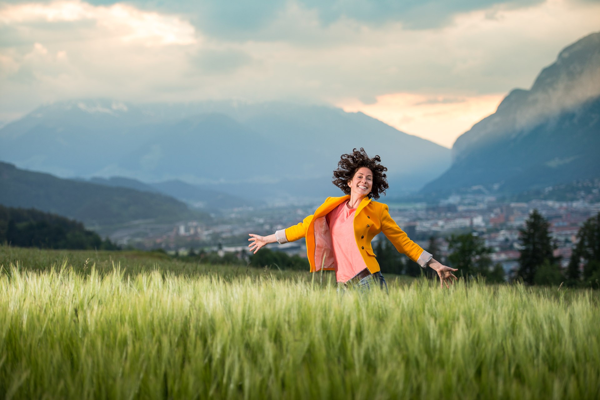 portraitfotos-portraitfotografie-outdoorshooting-abendlicht-innsbruck-fotografin-tirol