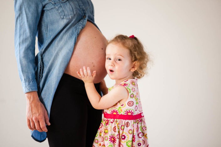 mama-kind-fotoserie-babybauchfotos-schwanger-fotografin-fotostudio-absam-tirol