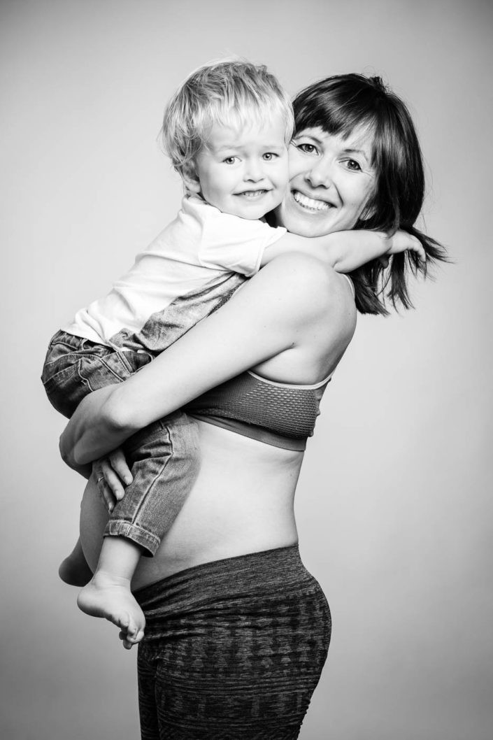junge-mama-babybauchfotos-babybauchfotoshooting-familienfotos-fotografin-fotostudio-tirol