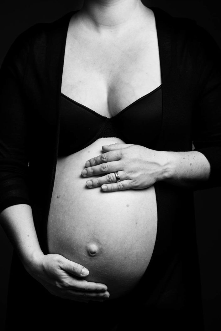 schwanger-schwangerschaft-babybauch-schwarz-weiss-fotoserie-fotografin-tirol