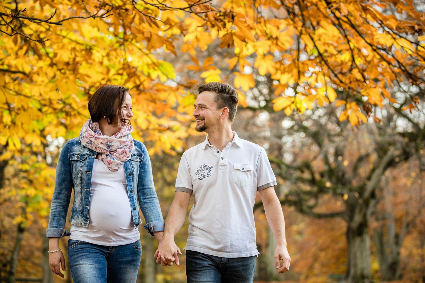 vorfreude-schwangerschaft-paarfotos-babybauchfotos-herbstshooting-fotografin-schloss-ambras-innsbruck-tirol