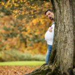 paarfotos-witzige-babybauchfotos-herbstshooting-fotografin-schloss-ambras-innsbruck-tirol