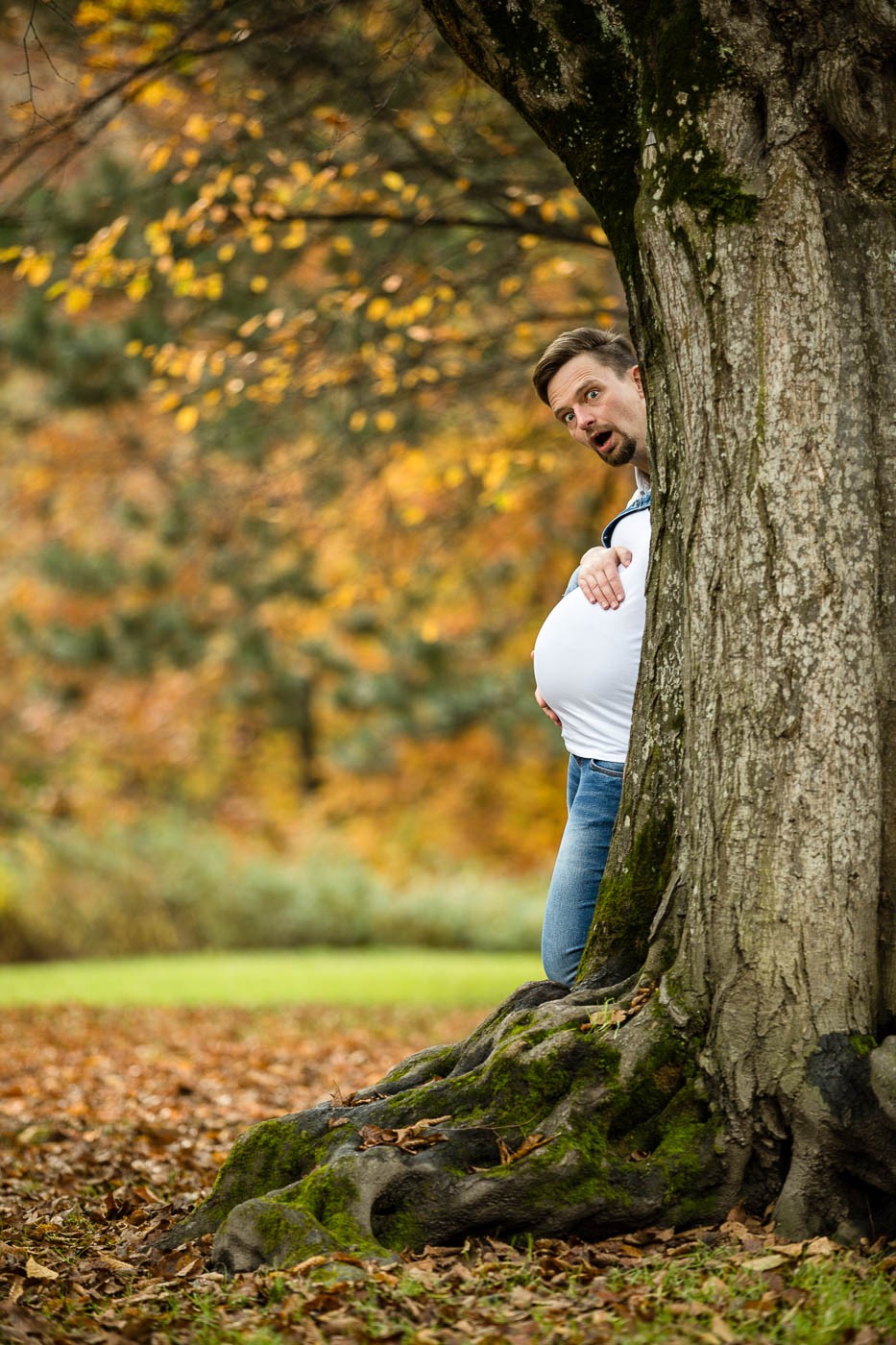 paarfotos-witzige-babybauchfotos-herbstshooting-fotografin-schloss-ambras-innsbruck-tirol