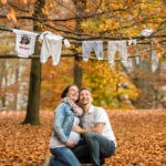 babybauchfotos-requisiten-herbstshooting-fotografin-schloss-ambras-innsbruck-tirol