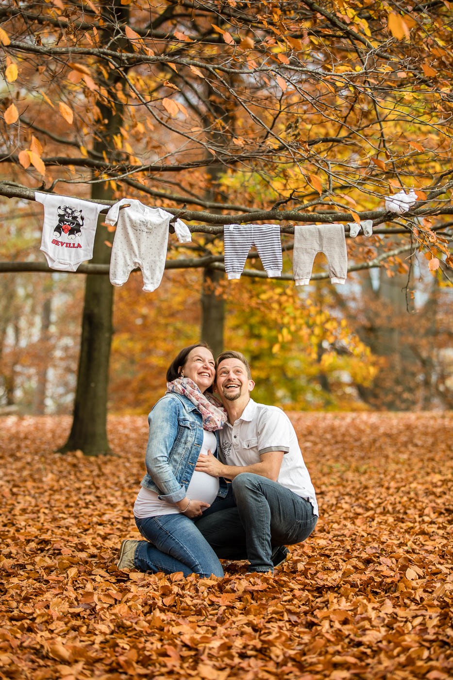 babybauchfotos-requisiten-herbstshooting-fotografin-schloss-ambras-innsbruck-tirol