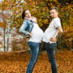 paarfotos-witzige-babybauchfotos-herbstshooting-fotografin-schloss-ambras-innsbruck-tirol