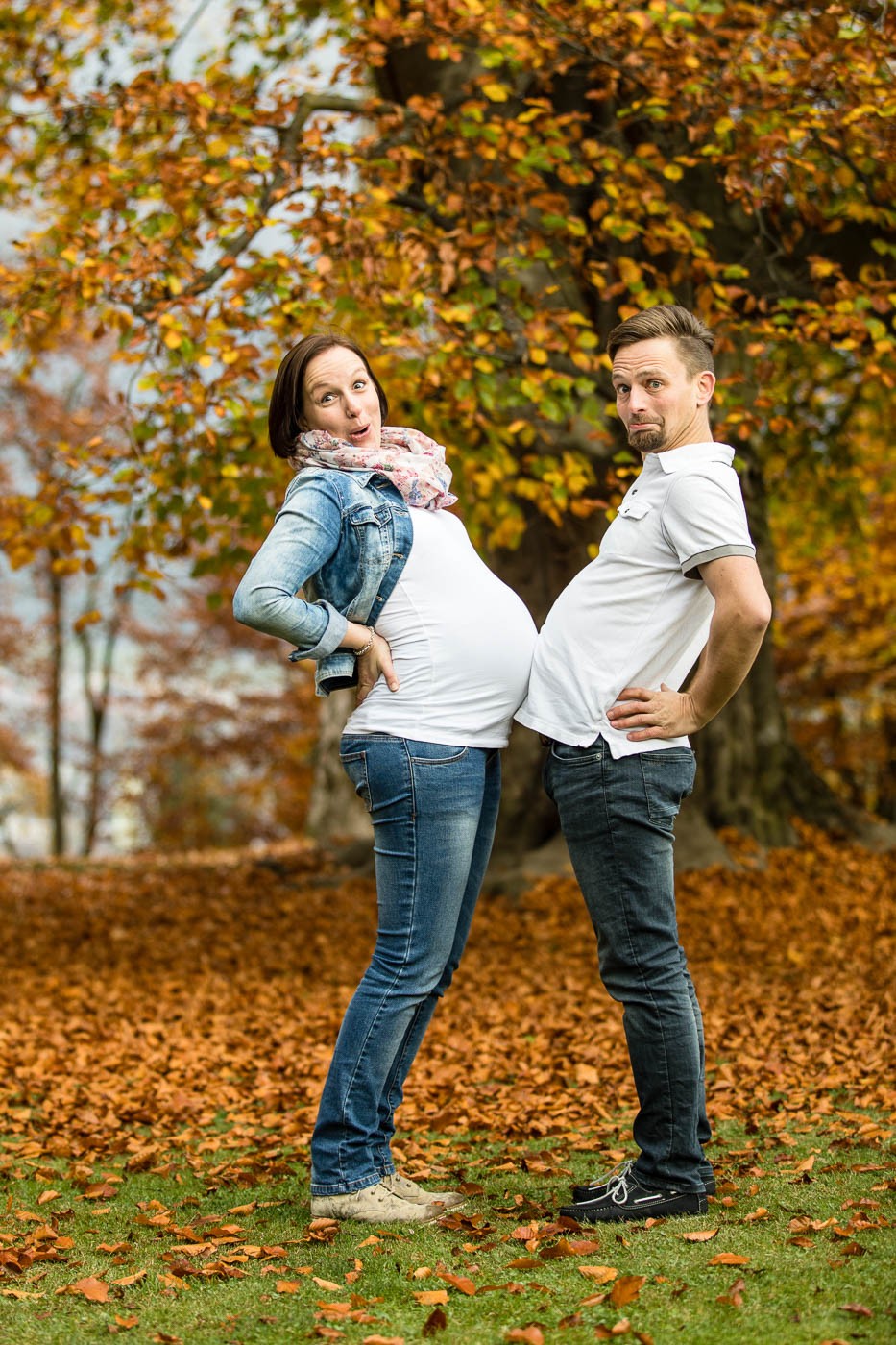 paarfotos-witzige-babybauchfotos-herbstshooting-fotografin-schloss-ambras-innsbruck-tirol