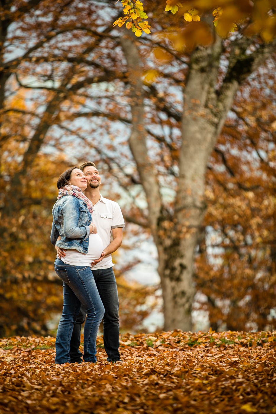 paarfotoshooting-babybauchfotos-herbststimmung-fotografin-schloss-ambras-innsbruck-tirol