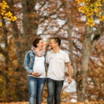 paarfotoshooting-babybauchfotos-herbstshooting-fotografin-schloss-ambras-innsbruck-tirol