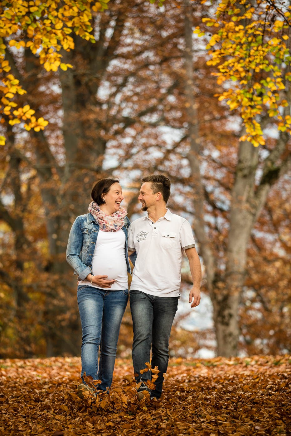 paarfotoshooting-babybauchfotos-herbstshooting-fotografin-schloss-ambras-innsbruck-tirol