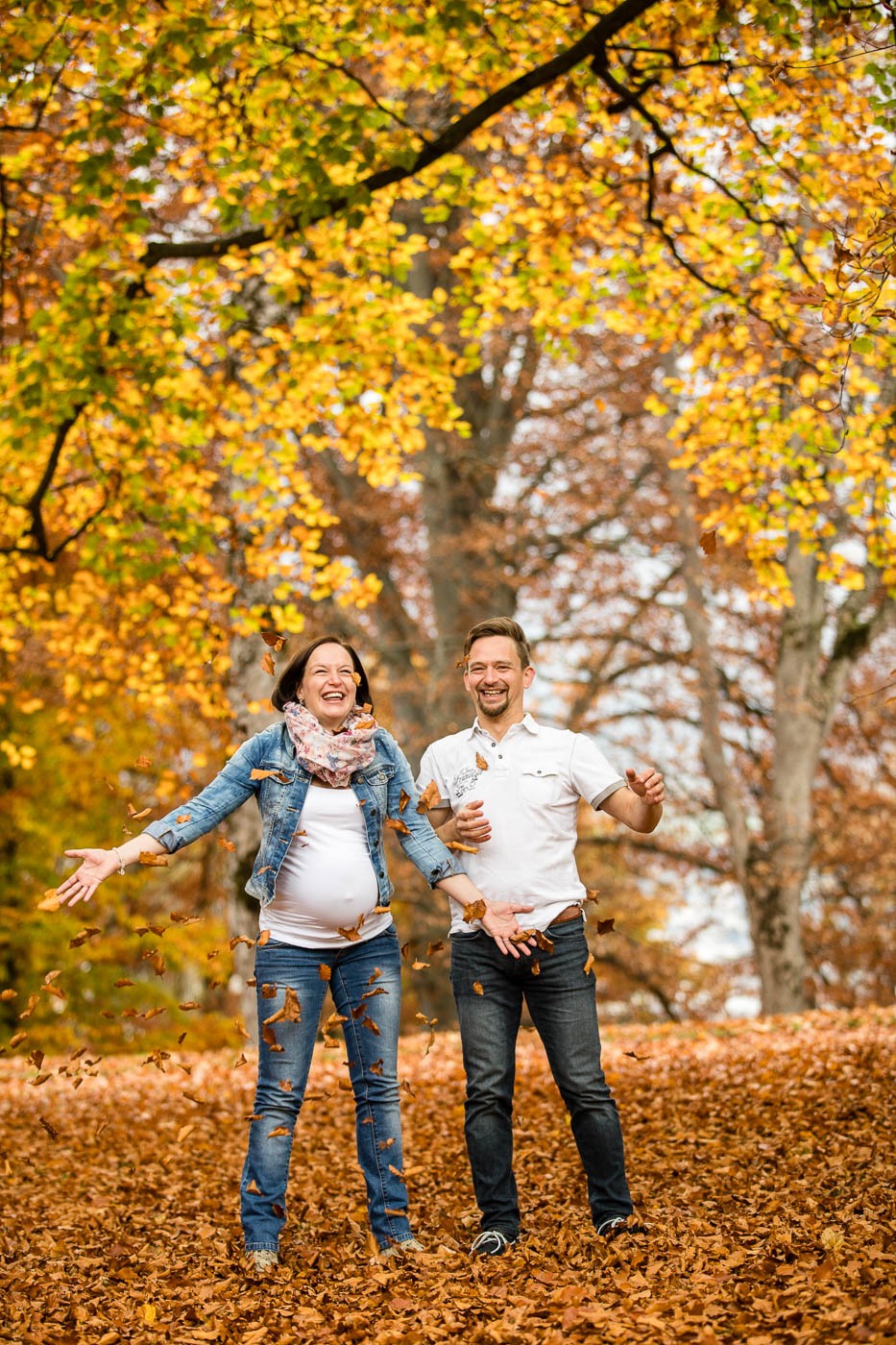 paarfotos-babybauchfotos-herbstshooting-freude-fotografin-schloss-ambras-innsbruck-tirol