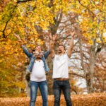 paarfotos-babybauchfotos-herbstshooting-laub-freude-fotografin-schloss-ambras-innsbruck-tirol