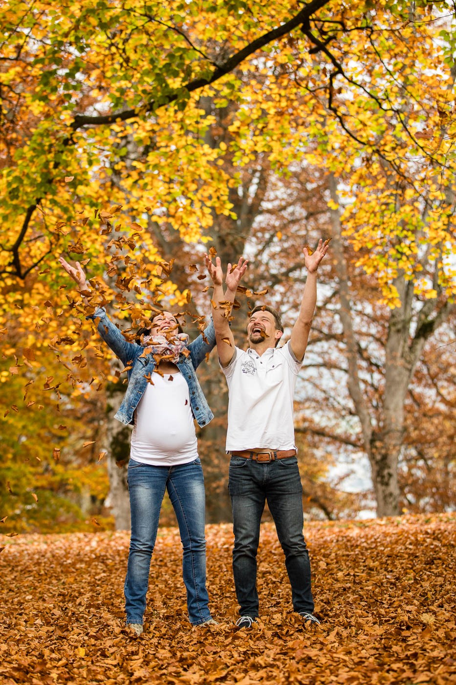 paarfotos-babybauchfotos-herbstshooting-laub-freude-fotografin-schloss-ambras-innsbruck-tirol