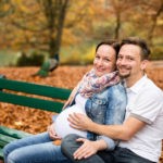 babybauchshooting-herbst-paarfotos-park-stimmungsbilder-schloss-ambras-fotografin-innsbruck-tirol