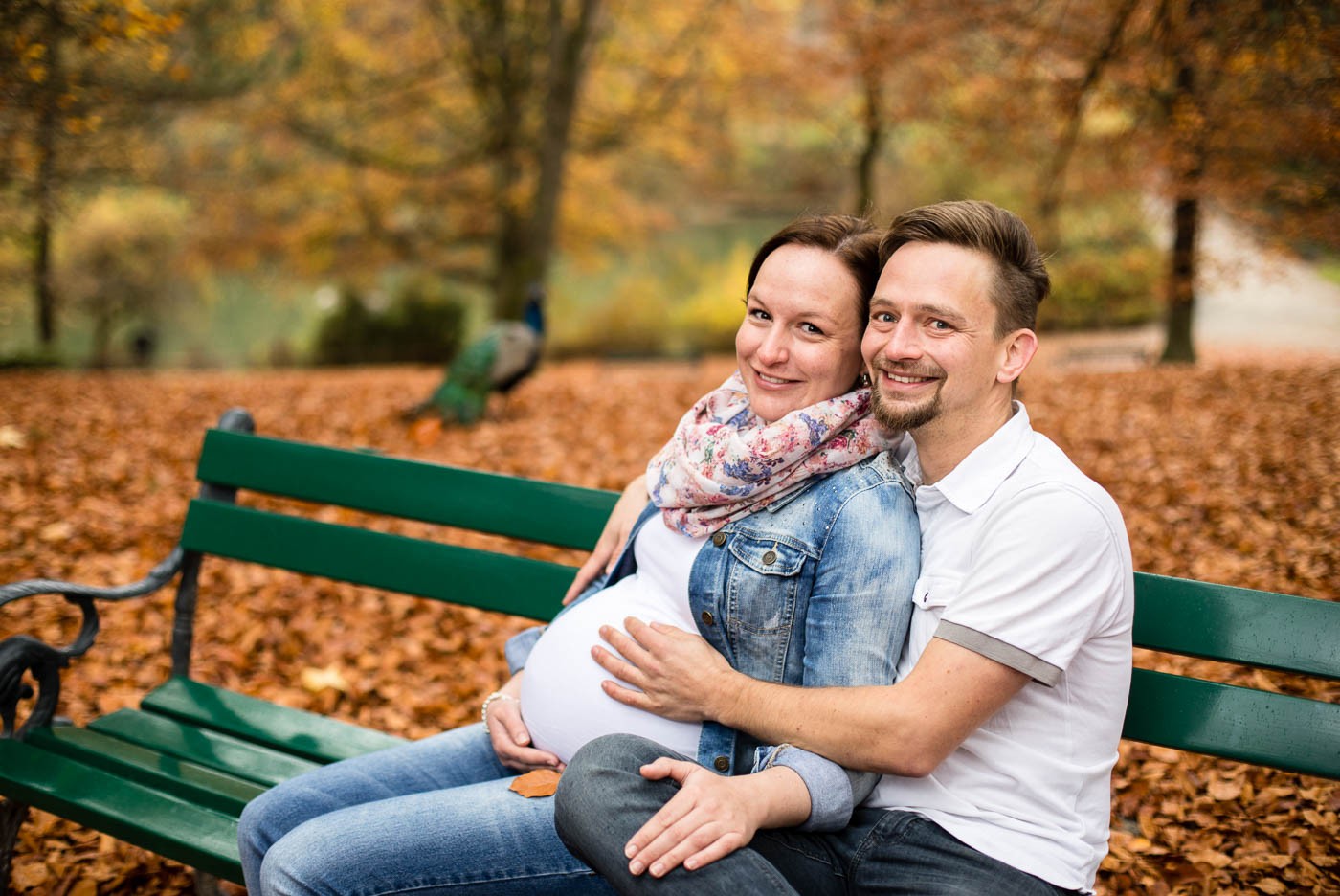 babybauchshooting-herbst-paarfotos-park-stimmungsbilder-schloss-ambras-fotografin-innsbruck-tirol