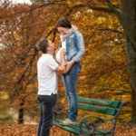 babybauchshooting-mit-heiratsantrag-paarshooting-verlobung-schloss-ambras-herbststimmung-fotografin-innsbruck-tirol