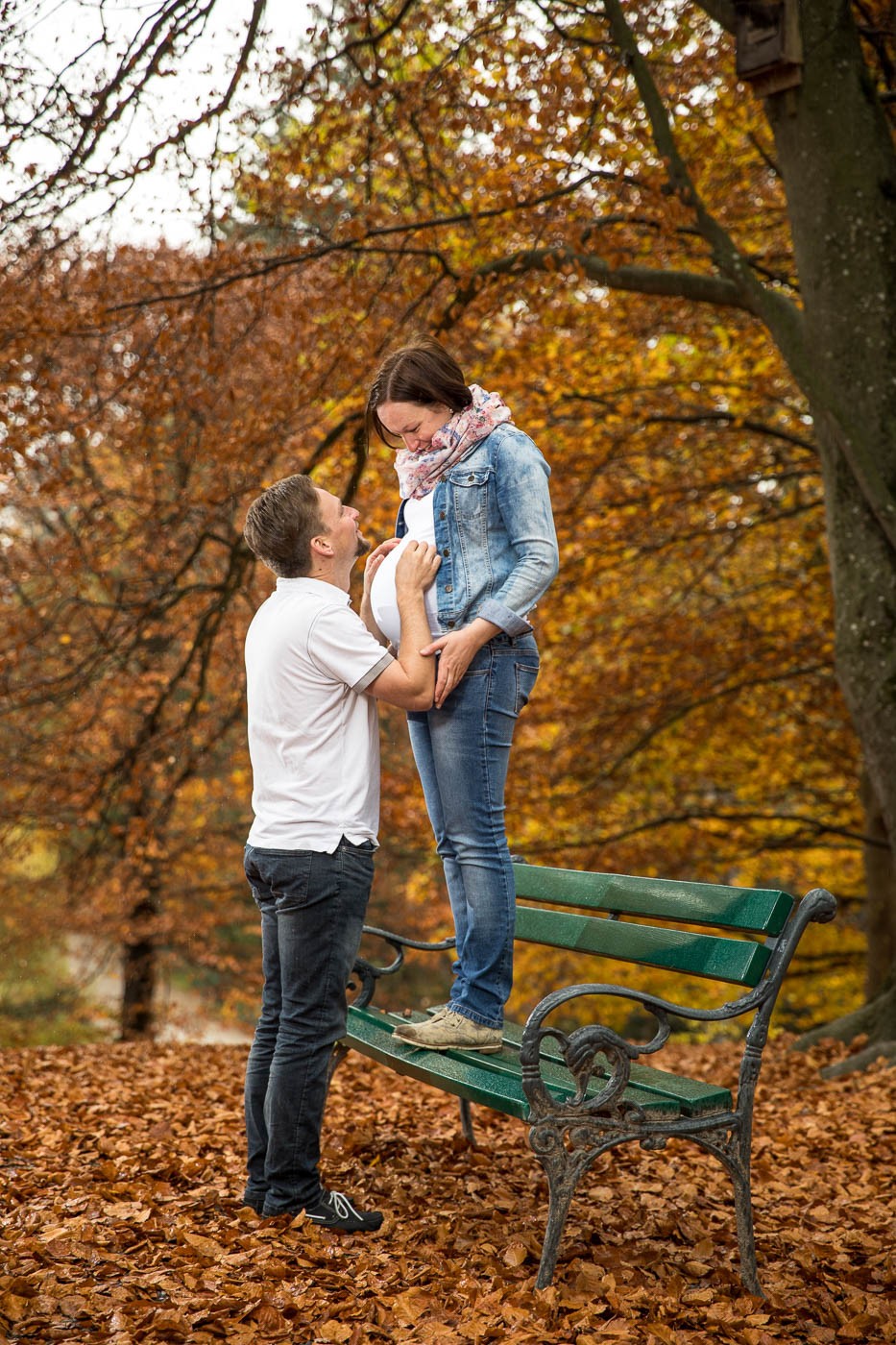 babybauchshooting-mit-heiratsantrag-paarshooting-verlobung-schloss-ambras-herbststimmung-fotografin-innsbruck-tirol