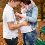 babybauchshooting-mit-heiratsantrag-paarshooting-verlobungsring-schloss-ambras-herbststimmung-fotografin-innsbruck-tirol