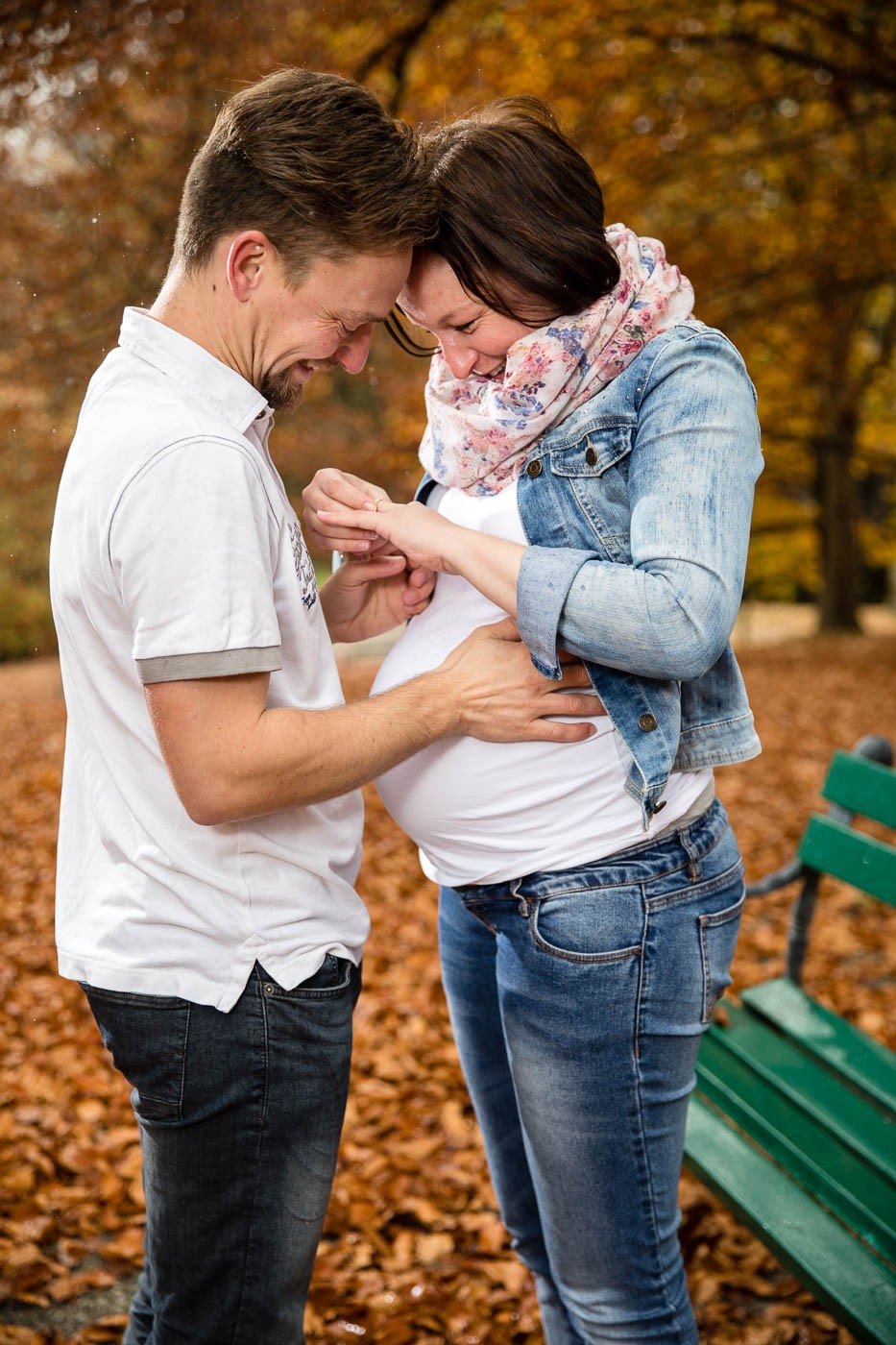 babybauchshooting-mit-heiratsantrag-paarshooting-verlobungsring-schloss-ambras-herbststimmung-fotografin-innsbruck-tirol