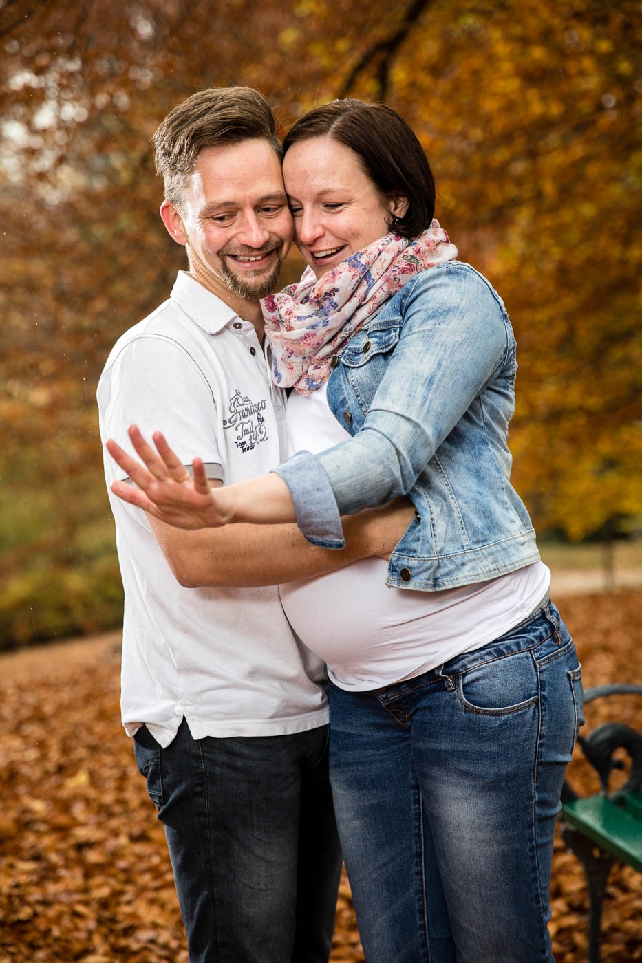 babybauchshooting-mit-heiratsantrag-paarshooting-schloss-ambras-herbststimmung-fotografin-innsbruck-tirol