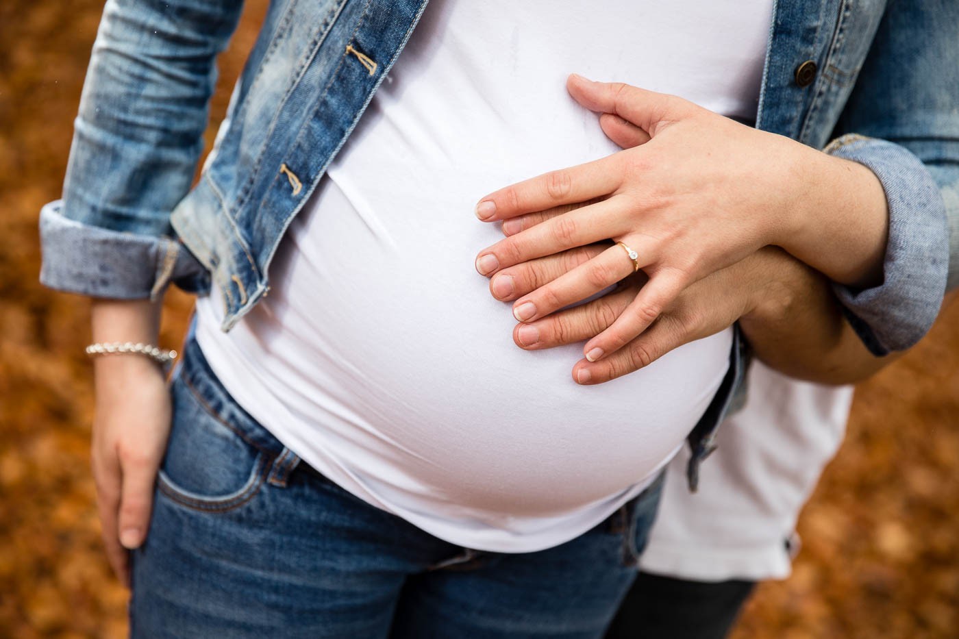 verlobungsring-heiratsantrag-paarshooting-babybauch-detailaufnahme-fotografin-innsbruck-tirol