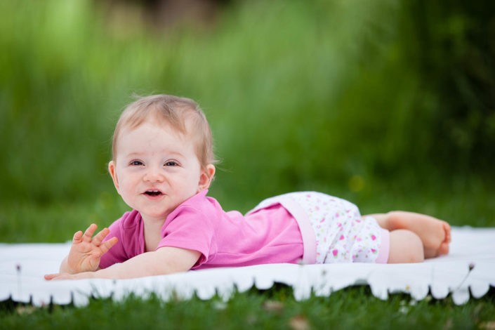 babyfotos-babyfotografie-natur-babylachen-fotografin-innsbruck-tirol