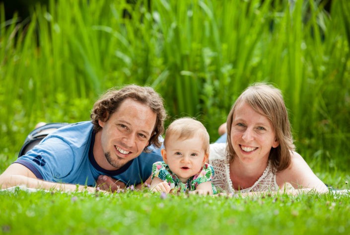 familienfotoserie-zu-dritt-fotoshooting-outdoor-familie-fotografin-tirol