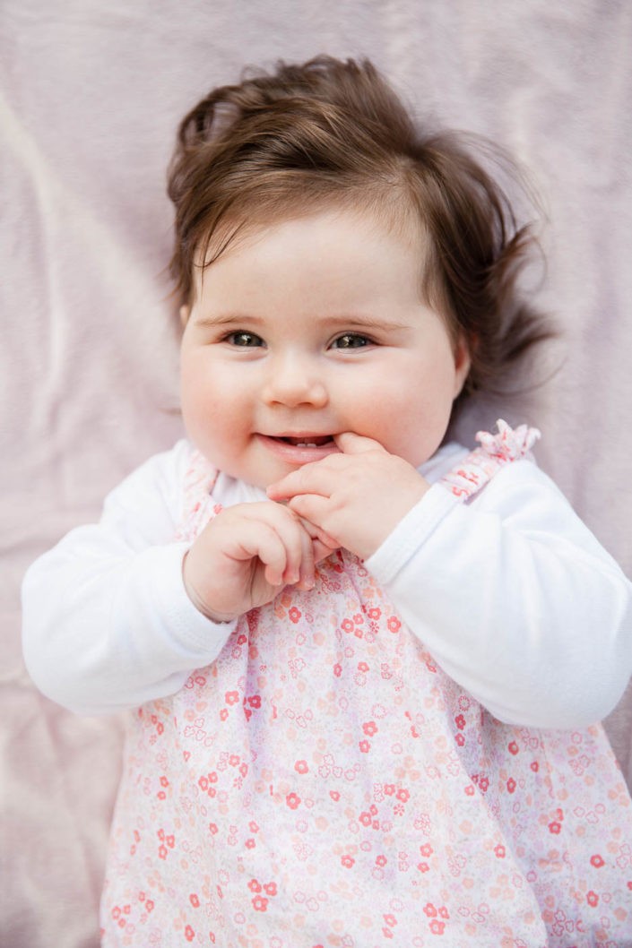 babyfotos-mädchen-lächeln-fotografin-innsbruck-tirol