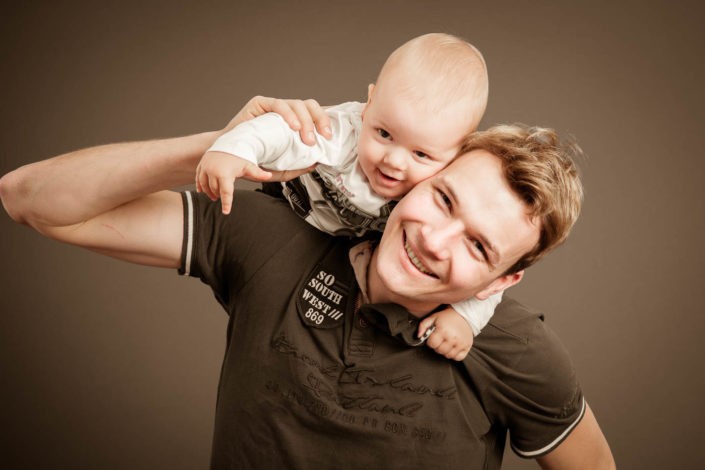 babyfotos-baby-papa-lachen-fotografin-innsbruck-tirol