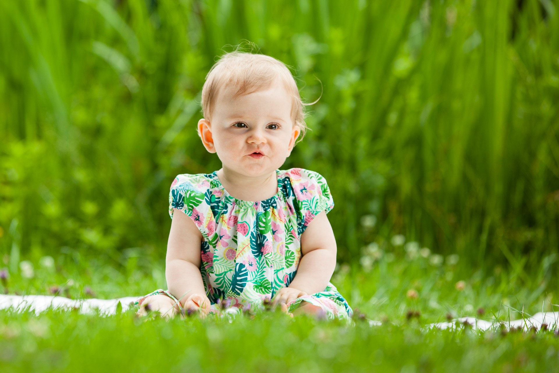 babyfotos-im-grünen-babylachen-fotografin-innsbruck-tirol
