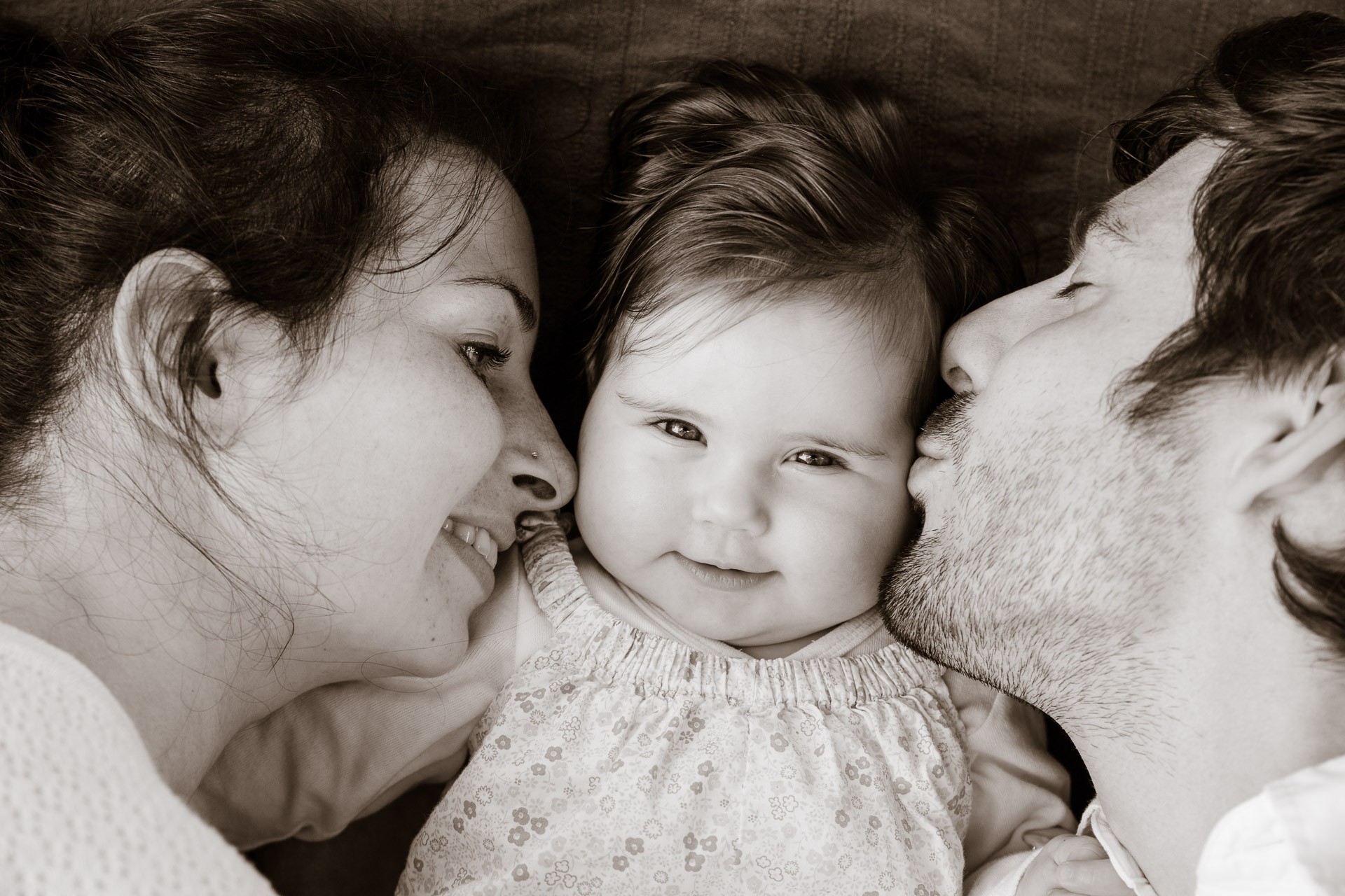 babyfotos-familienfotos-kuss-babyliebe-fotografin-innsbruck-tirol