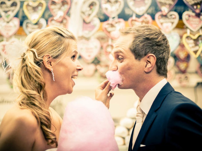 rummelplatz-zuckerwatte-hochzeitsportrait-brautpaar-hochzeitsfotos-hochzeitsfotograf-innsbruck-tirol