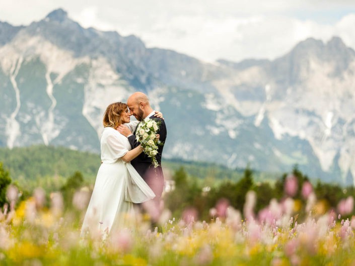 hochzeitsportraits-bergkulisse-blumenwiese-hochzeitsfotos-seefeld-tirol