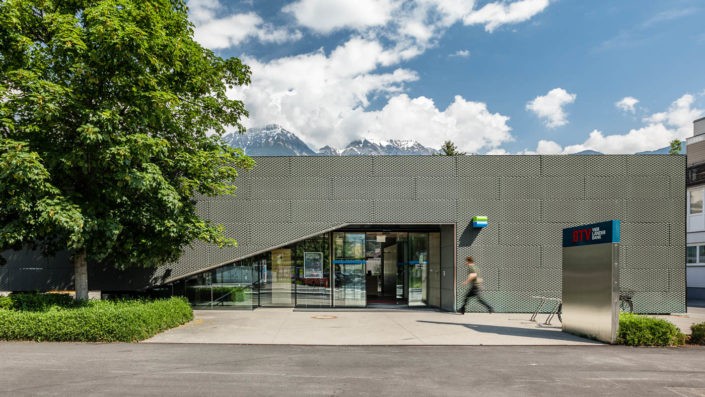 architekturfotos-architekturfotografie-aussenansicht-gebäude-bank-fotografin-innsbruck-tirol