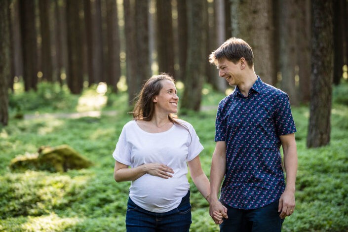babybauchfotos-babybauchfotografie-im-wald-paarfotos-fotografin-innsbruck-tirol