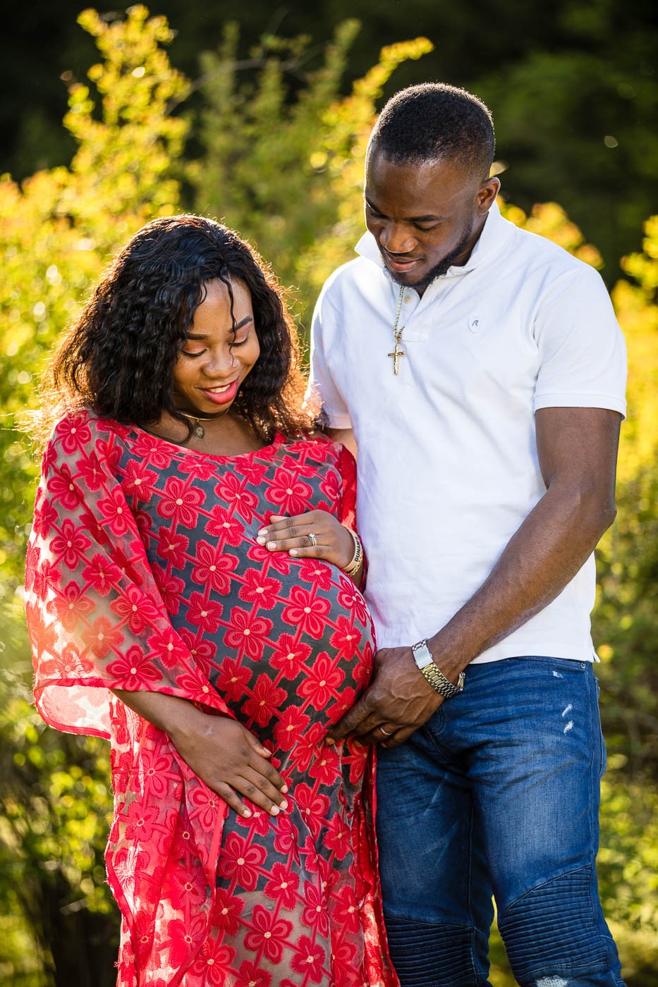 babybauchfotos-babybauchfotoserie-paarfotos-im-park-fotografin-innsbruck-tirol