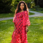 babybauchfotos-babybauchfotoserie-kleid-im-park-fotografin-innsbruck-tirol