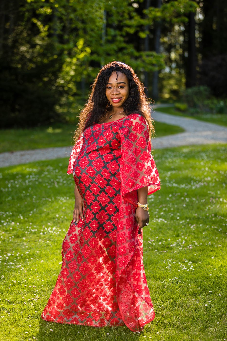 babybauchfotos-babybauchfotoserie-kleid-im-park-fotografin-innsbruck-tirol