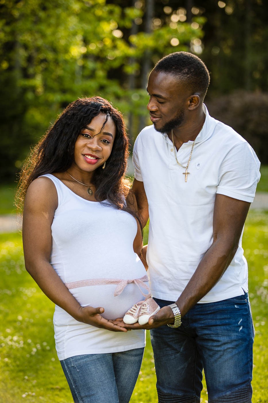 babybauchfotos-babybauchfotoserie-paarfotos-im-park-fotografin-innsbruck-tirol