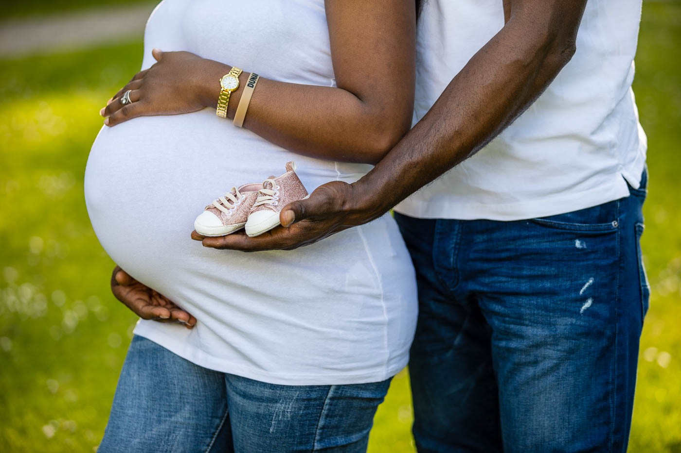 babybauchfotos-babybauchfotoserie-babyschuhe-fotografin-innsbruck-tirol