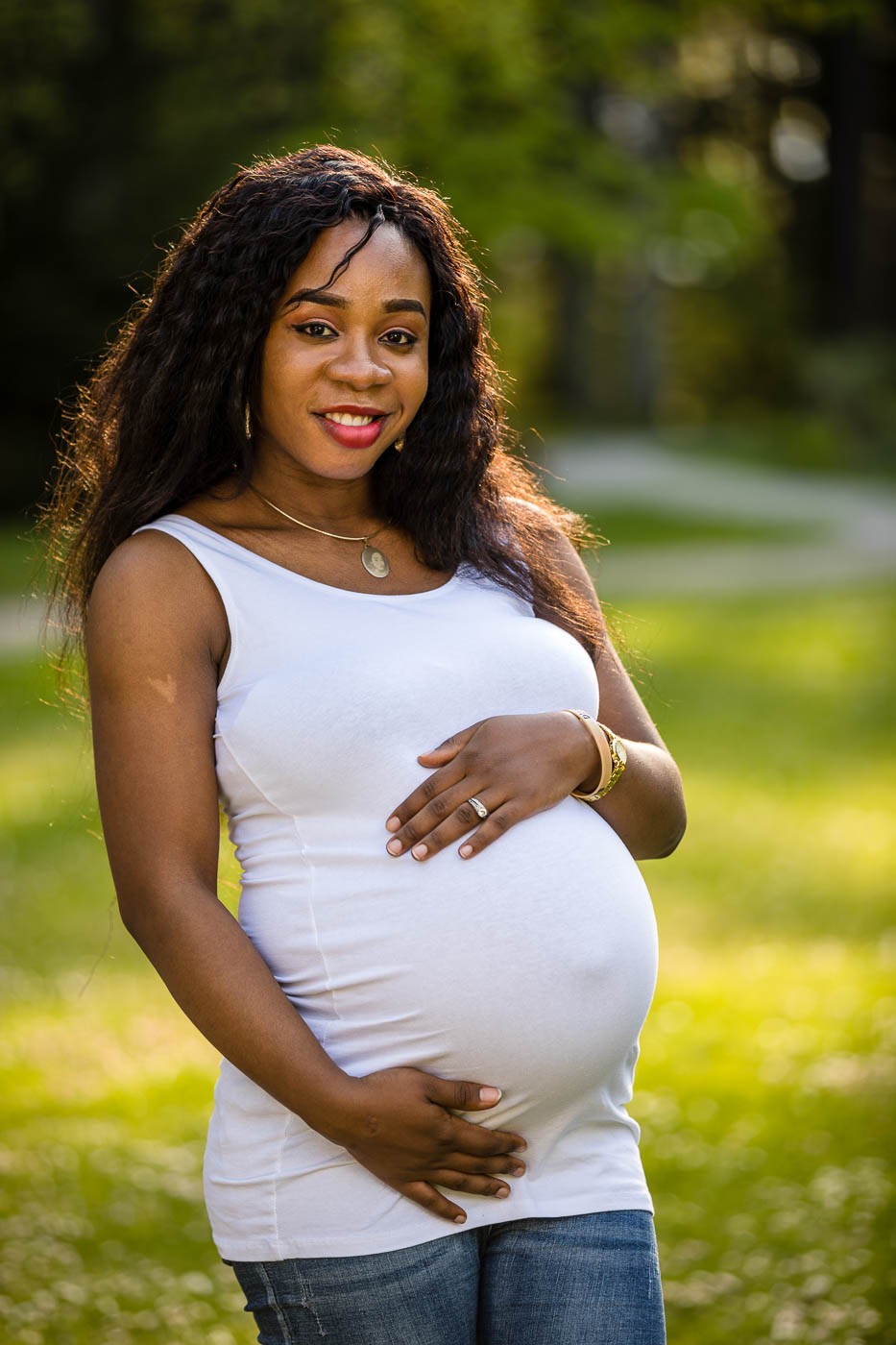 babybauchfotos-babybauchfotoserie-babybauch-im-park-fotografin-innsbruck-tirol