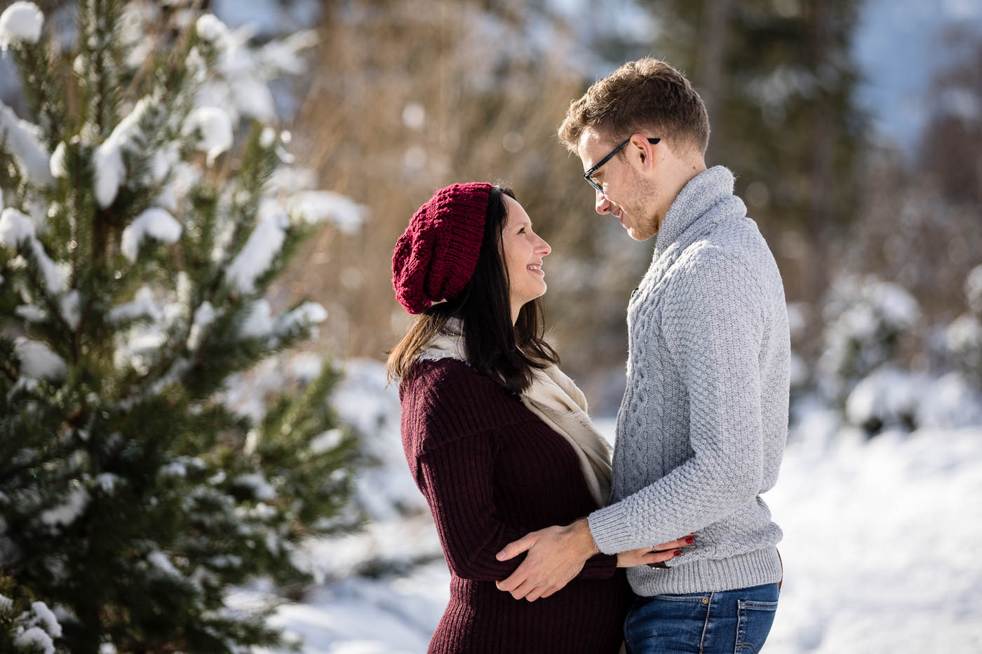 babybauchfotos-paarfotos-im-schnee-winter-schneeflocken-fotografin-innsbruck-tirol