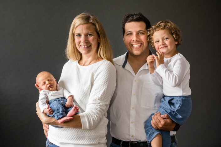familienfotos-familienfotoshooting-neugeborenes-kleinkind-fotografin-innsbruck-tirol